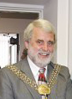 «کارین شالروت&raquo; (Karin Schallreute) استاد دانشگاه «برادفرد&raquo; (University of Bradford)